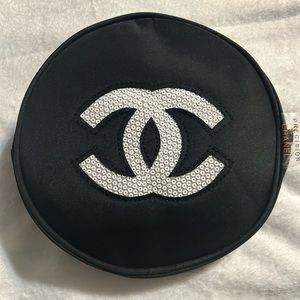 Makeup crossbody Chanel ( not counterfeit gift with purchase )